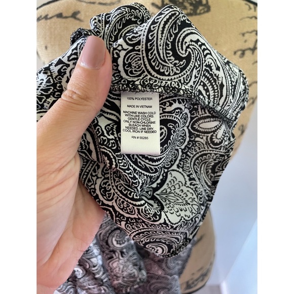 Express Paisley Sleeveless Open Back Split Back Tank Black and White Size Medium - Picture 7 of 7